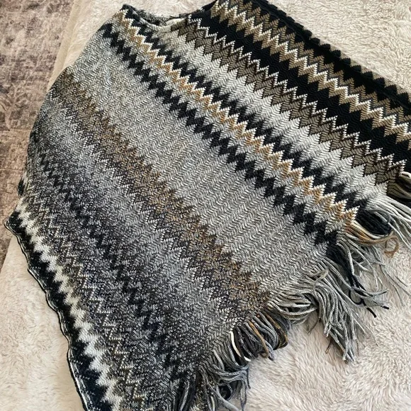 Woven heart S/M poncho - Picture 2 of 5